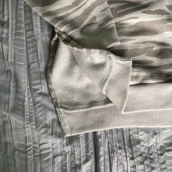 American Eagle Oversized Crewneck - Picture 4 of 5